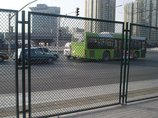 有軌電車道路圍欄有高度要求嗎